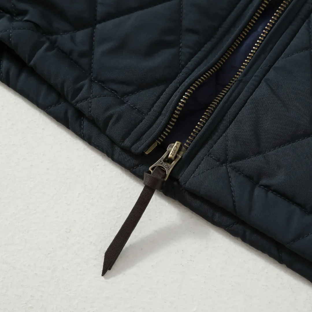 P350 #R57 Ralpah Lauren/Ralph Lauren Diamond Check Stand Collar Veteran Cotton Jacket Uniform British Retro Style for Men and Women Item No. RL17381 Classic Diamond Henley Lavalier Thin Cotton Jacket Simple yet stylish corduroy trimmed cuffs Collar Can be straight folded Two-wear, half-high collar front double-button closure, front full zipper Fabric has a certain anti-water effect, classic forever , there are adjustable buckle tabs at the back waist. Delicate embroidery of the pony on the left side of the chest is retro and timeless. Color: black, navy blue, brown, army green. Size: M L